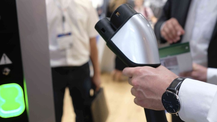 Die aktuelle Marktübersicht erscheint auf Englisch und präsentiert rund 90 verfügbare Ladelösungen.