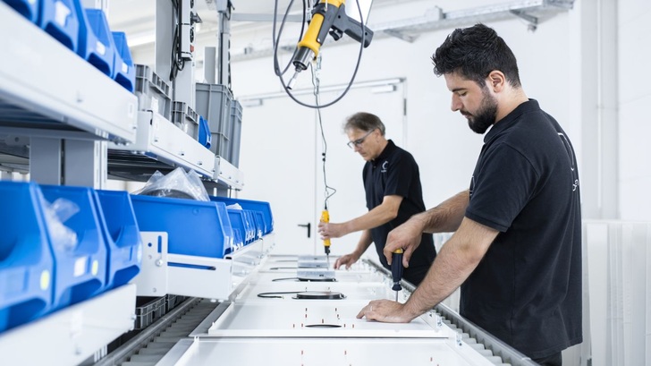 Die Vormontage bei einer Heimspeicherfertigung.