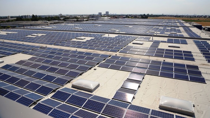 Die wachsende Zahl der Solargeneratoren macht sich bei diesem Wetter im Stromnetz bemerkbar.