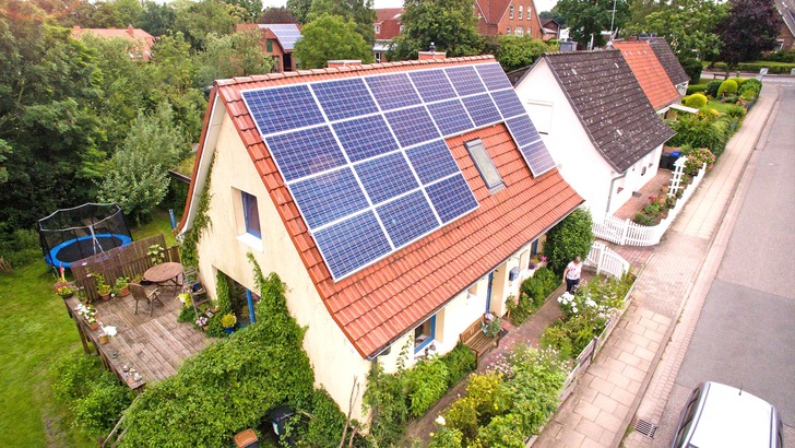 Typische Größe für eine Dachanlage von DZ-4: vier bis zehn Kilowatt. - © DZ-4
 Typische Größe für eine Dachanlage von DZ-4: vier bis zehn Kilowatt.