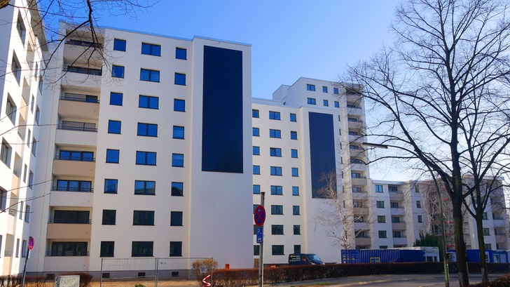 Zwei Fassadenanlagen produzieren Strom für die Mieter der Wohnanlage. - © Veikko Börner/Zeitrafferfilme
 Zwei Fassadenanlagen produzieren Strom für die Mieter der Wohnanlage.