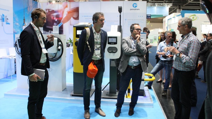 Rege Diskussion am Messestand der Parkstrom GmbH im vergangenen Jahr auf der Power2Drive in München.