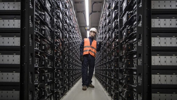 Rundgang durch den Batteriespeicher in Bordesholm. - © RES Deutschland
 Rundgang durch den Batteriespeicher in Bordesholm.