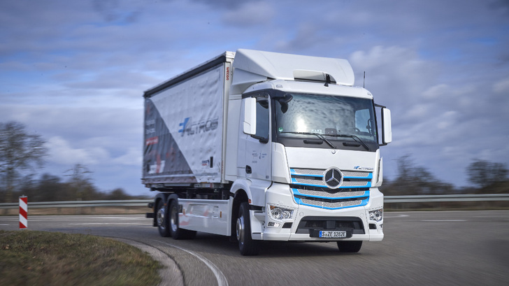 Mit Elektroantrieb müssen die Lkw-Fahrer ab kommendem Jahr in Österreich weniger Maut bezahlen. - © Daimler
 Mit Elektroantrieb müssen die Lkw-Fahrer ab kommendem Jahr in Österreich weniger Maut bezahlen.