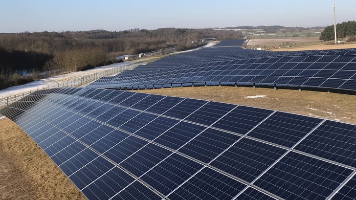 In Marnitz hat IBC einen kommunalen Solarpark realisiert und auch bei der Finanzierung geholfen. - © IBC Solar
