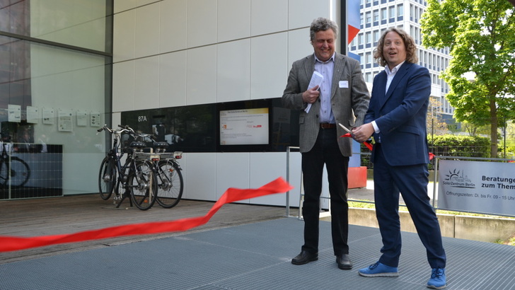 Uwe Hartmann (links) und Christian Rickerts eröffenen offiziell das Solarzentrum Berlin. - © Velka Botička
 Uwe Hartmann (links) und Christian Rickerts eröffenen offiziell das Solarzentrum Berlin.