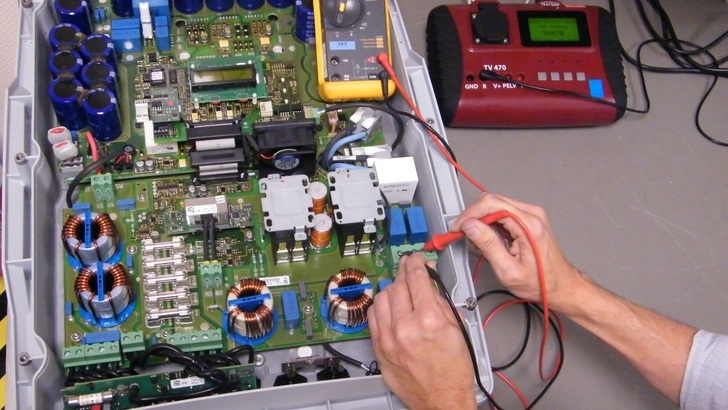 Am nördlichen Stadtrand von Berlin werden herstellerunabhängig Wechselrichter repariert.