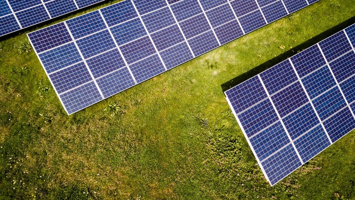 Solaranlagen auf Freiflächen werden so preiswert, dass sie auch ohne EEG-Vergütung wirtschaftlich betrieben werden können. - © Umweltbank
