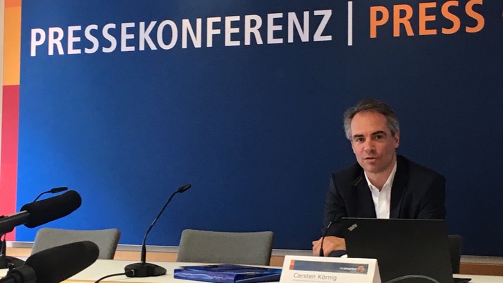 Guter Laune: Carsten Körnig und der BSW Solar feiern 40-jähriges Jubiläum auf der Intersolar.