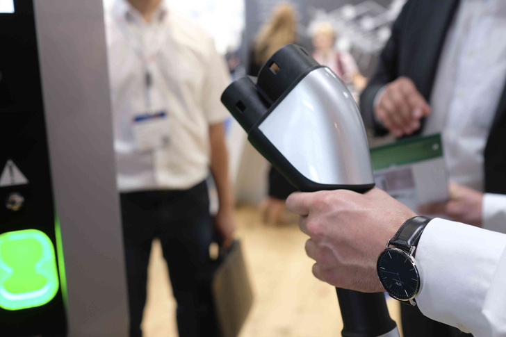E-Fahrzeuge und Ladetechnik bieten neue Geschäftsfelder für Installateure.