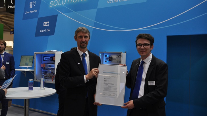 Martin Schneider und Markus Holzapfel von Meteocontrol freuen sich über das Zertifikat für ihren EZA-Regler. - © Petra Franke
