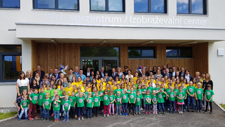 Aus der einstigen, klimasündigen Volksschule ist ein nachhaltiges Bildungszentrum geworden. - © Dieter Arbeiter
