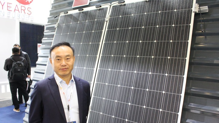 Zhengrong Shi am Messestand von Sunman in München.