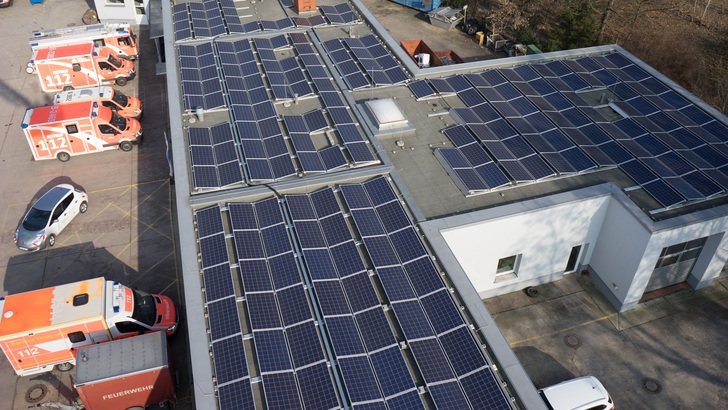 2017 installierten die Stadtwerke unter anderem eine Solaranlage auf dem Dach der Feuerwache Charlottenburg. - © Berliner Stadtwerke
