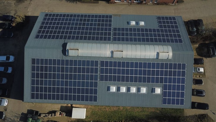 Die neue Photovoltaikanlage der Deutschen Windtechnik in Ostenfeld. - © Adler Solar

