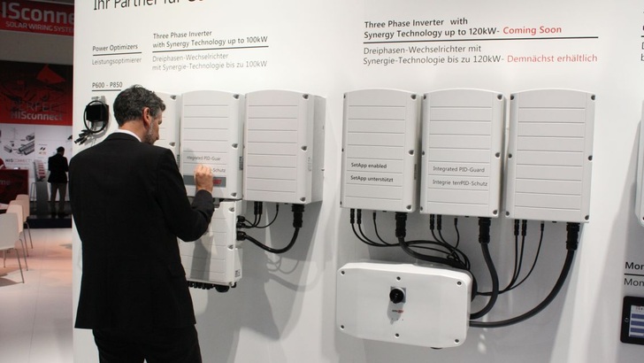 Solaredge brachte die Synergy-Technik nach München: Anschlussbox für DC und AC sowie die Leistungsteile sind getrennt.