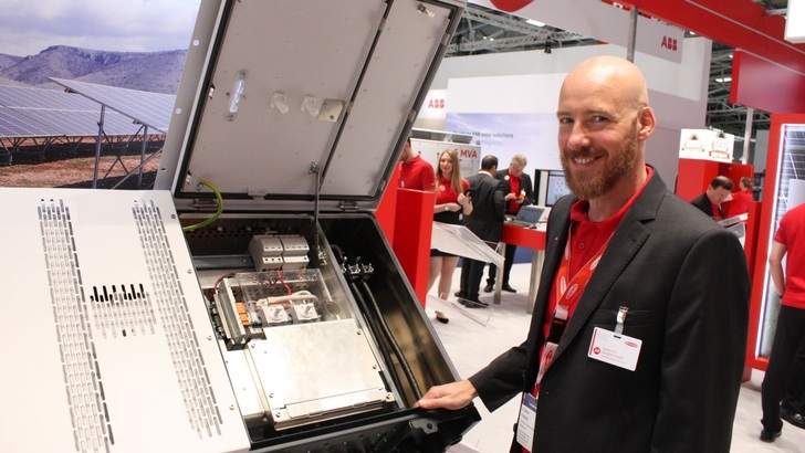 Produktmanager Volker Haider zeigt den neuen Gewerbewechselrichter Tauro von Fronius.