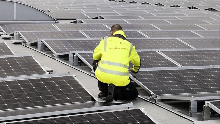 Gewerbliche Flachdächer dominieren den Zubau in der Photovoltaik. - © PMT
 Gewerbliche Flachdächer dominieren den Zubau in der Photovoltaik.