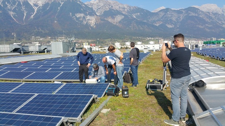Diese Anlage auf dem Dach von Ikea in Innsbruck ist gestört. Sie wird mit Lasertechnik ausgemessen. - © Solartektor
