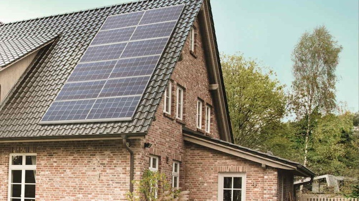 Zwei Drittel aller Betreiber von Photovoltaikanlagen produzieren im Jahe einen Überschuss an Strom. - © Eon Solar
 Zwei Drittel aller Betreiber von Photovoltaikanlagen produzieren im Jahe einen Überschuss an Strom.