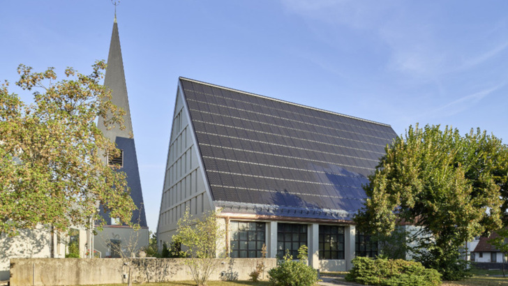 Das Dach der Kirche in Georgensgmünd ist vollständig mit Solarmodulen eingedeckt, was kaum auffällt.
