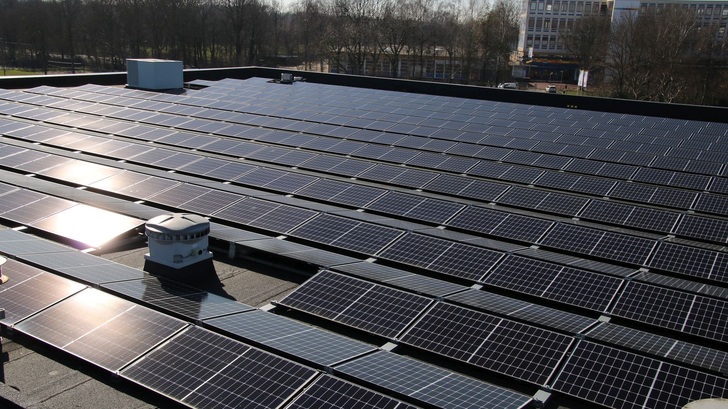 Q-Cells will es Gewerbekunden noch einfacher machen, das Firmendach mit Photovoltaik auszustatten.