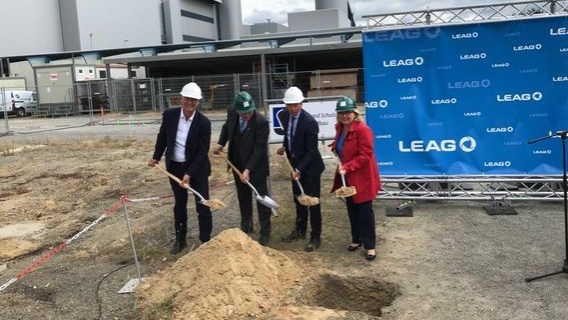 Auch Bundesumweltministerin Svenja Schulze (SPD) greift zum Spaten.