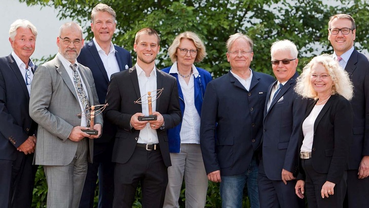 Die beiden Preisträger: links Christopher Schrader, rechts Kai Mainzer.