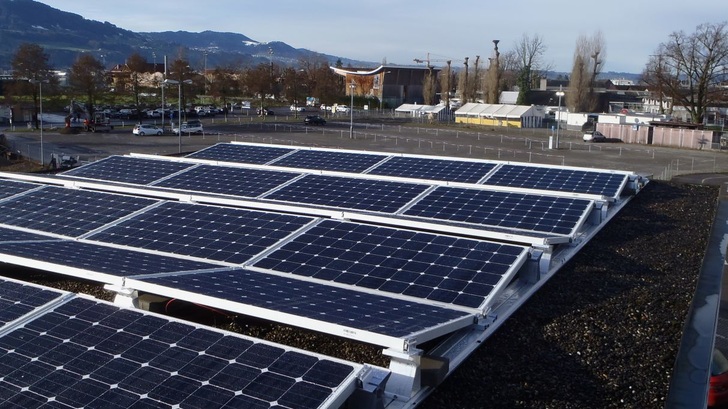 Die Schweiz ist ein Markt für Dachanlagen, auf der Freifläche wird wenig gebaut. - © Swissolar
