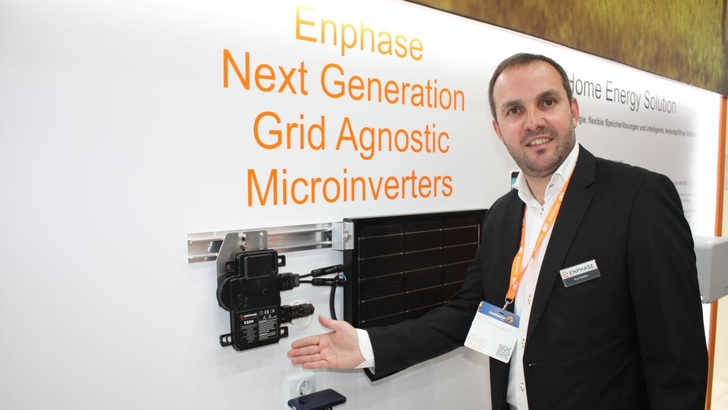 Roel Bollen erläutert die neuen Modulwechselrichter von Enphase. - © Heiko Schwarzburger
 Roel Bollen erläutert die neuen Modulwechselrichter von Enphase.