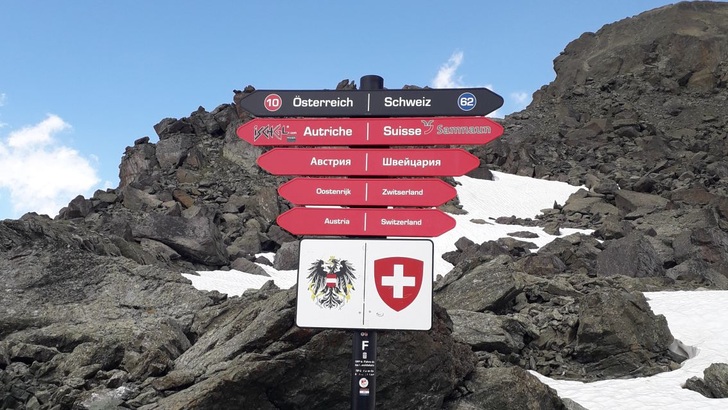 Grenze auf der Idalp in dreitausend Meter Höhe. Links liegt Tyrol, rechts das untere Engadin.