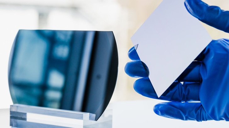 Nach dem Auskristallisieren wird der frei stehende Wafer (rechts) vom wiederverwendbaren Substrat (links) abgehoben. - © Fraunhofer ISE
 Nach dem Auskristallisieren wird der frei stehende Wafer (rechts) vom wiederverwendbaren Substrat (links) abgehoben.