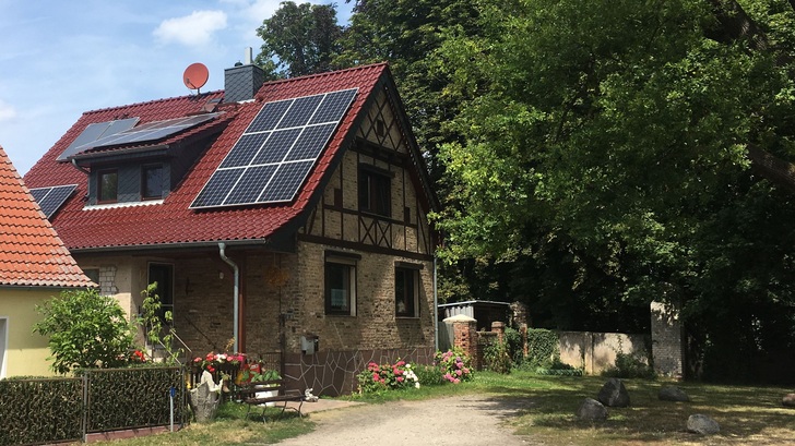Solarstrom direkt vom Dach des Fachwerkhauses. - © N. Petersen
 Solarstrom direkt vom Dach des Fachwerkhauses.