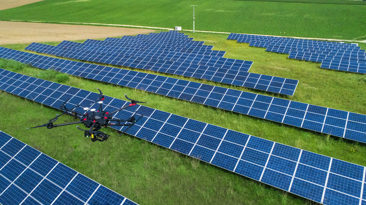 Die Thermografieinspektion mit Drohnen hilft, Fehler an Photovoltaikanlagen aufzuspüren.