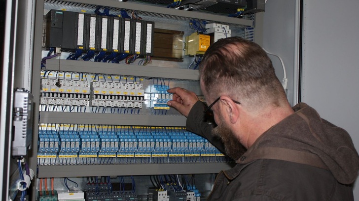 Der Erfinder ist Georg Tränkl, der schon 2014 einen ersten Prototypen dieses Speichersystems entwickelt hatte.