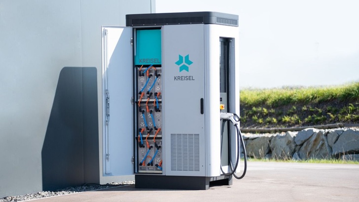 Durch die Integration des bidirektionalen Speichers lässt sich der Eigenverbrauch optimieren sowie Netzdienstleistungen und Marktteilnahme realisieren. - © Kreisel Electric
 Durch die Integration des bidirektionalen Speichers lässt sich der Eigenverbrauch optimieren sowie Netzdienstleistungen und Marktteilnahme realisieren.