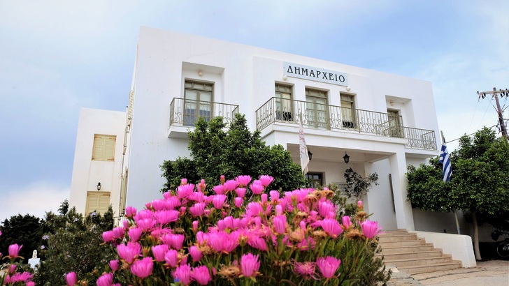 Im Rathaus von Kythnos wurde einer der fünf Energiespeicher von Varta installiert.