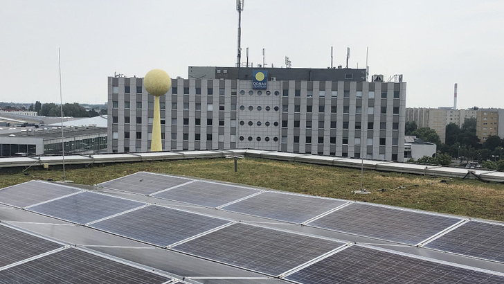 Zur vorhandenen Photovoltaikanlage auf einem Dach des Donauzentrums wird in den kommenden Monaten noch ein zweiter, viel größerer Generator dazukommen.