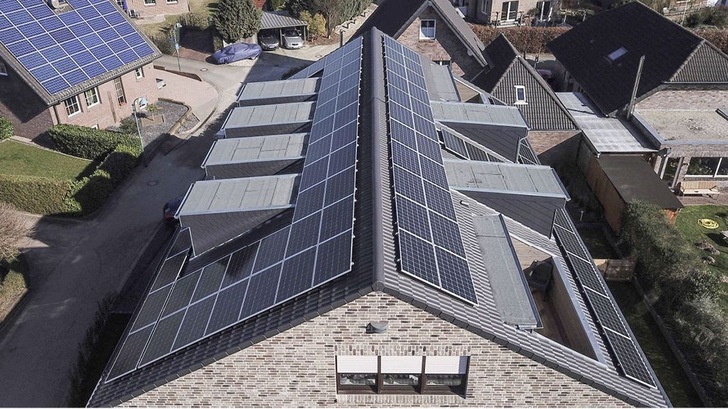 Der Hinweis 2018/24 behandelt die Regeln, die beim Ersetzen von PV-Anlagen an demselben Standort gelten. - © Jamp
 Der Hinweis 2018/24 behandelt die Regeln, die beim Ersetzen von PV-Anlagen an demselben Standort gelten.