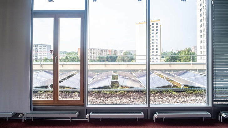 Auf dem Verwaltungsgebäude wurde ein Gründach mit Photovoltaik kombiniert. - © Berliner Stadtwerke/Matthias Völzke
