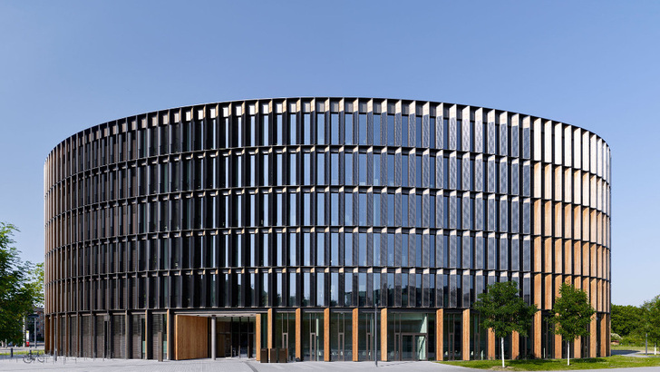Etwa 800 Solarmodule hat der Architekt in das neue Rathaus in Freiburg integriert. - © Yohan Zerdoun
