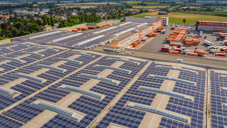 Zusammen leisten die 13 Solaranlagen auf den Dächern des Logistikzentrums 2,4 Megawatt.