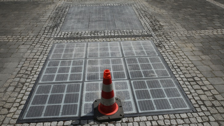 Diese Solarmodule werden fest mit dem Untergrund verbunden.