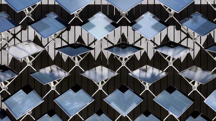 Die Solarelemente werden so ausgerichtet, das der Energieverbrauch im Gebäude in Kombination mit der Nutzung der Räume so gering wie möglich ist.