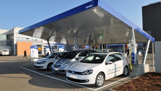 Für die Gewerbebetriebe ist der Umstieg auf Elektroautos eine lohnende Investition, wenn die Autos mit Solarstrom vom eigenen Dach geladen werden. - © TÜV Nord Group/Bernhard Heinze
