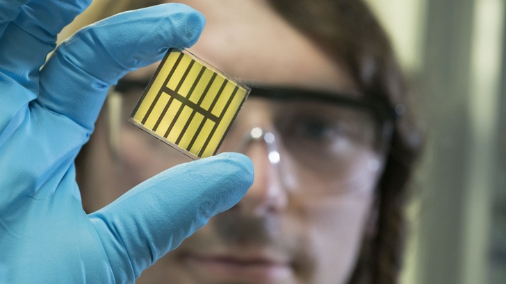 Eine Laborzelle kombiniert CIGS mit Perwskiten.