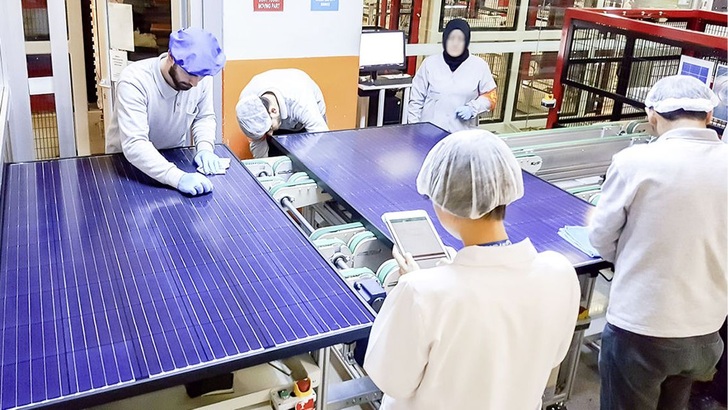 Modultests am Photovoltaik Institut in Shanghai.