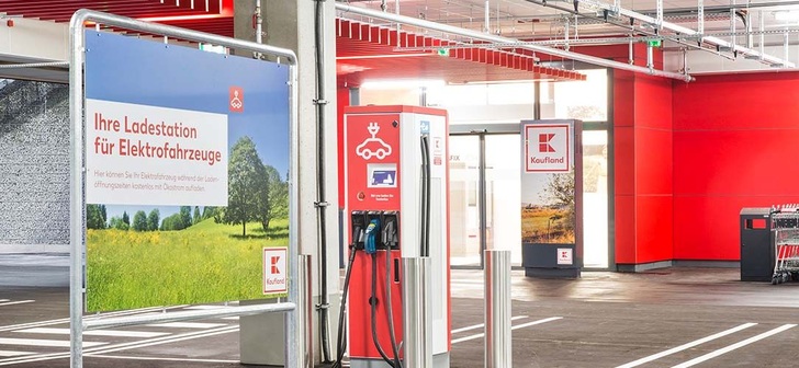 Das öffentliche Ladesäulennetz ist vor allem in Städten gut ausgebaut. - © Kaufland
 Das öffentliche Ladesäulennetz ist vor allem in Städten gut ausgebaut.