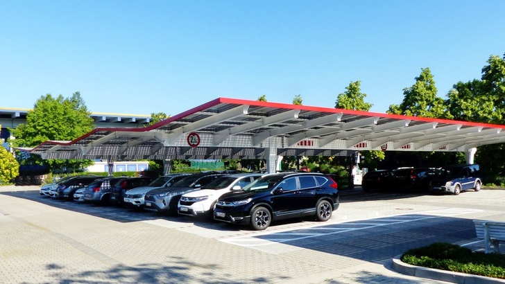 Carport auf dem Firmenparkplatz von Honda in Offenbach. - © Clickcon
