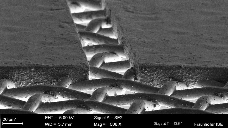 Das Bild zeigt eine Rasterelektronenmikroskop-Aufnahme eines Feinlinien-Siebkanals. - © Fraunhofer ISE, Koenen GmbH
